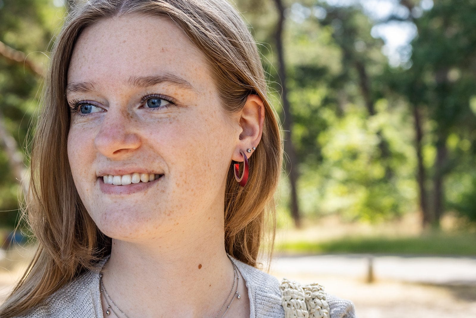 Sfeerbeeld OLIVIA creolen rood | hypoallergeen sieraad van aluminium en edelstaal | CLIC by Suzanne