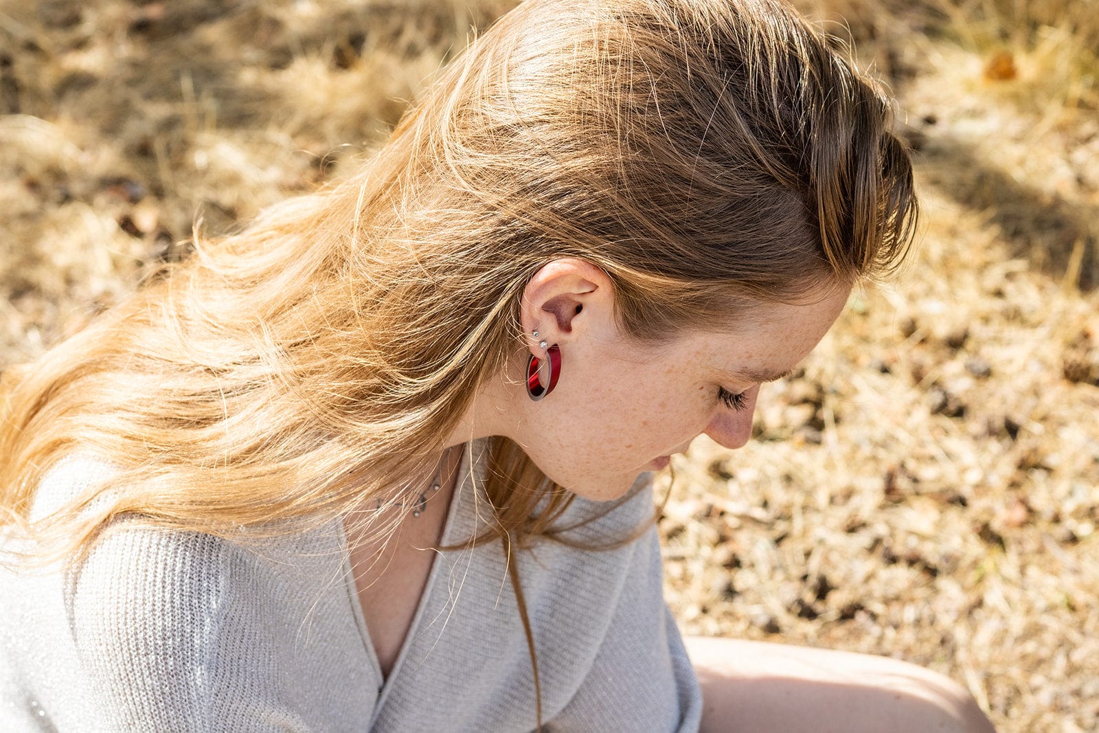 Oorbellen OLIVIA rood gedragen | ovale creolen met matte afwerking | CLIC by Suzanne