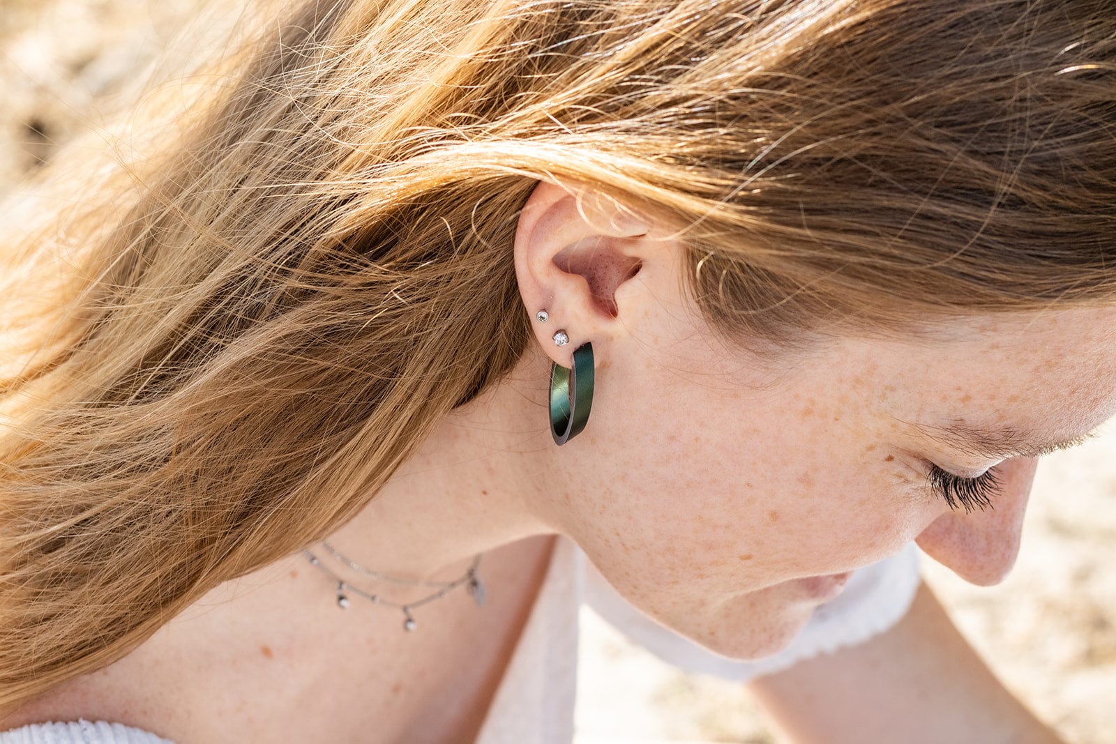 Oorbellen OLIVIA groen gedragen | ovale creolen met matte afwerking | CLIC by Suzanne