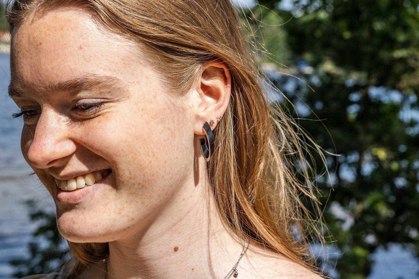 Sfeerbeeld OLIVIA creolen zwart | hypoallergeen sieraad van aluminium en edelstaal | CLIC by Suzanne