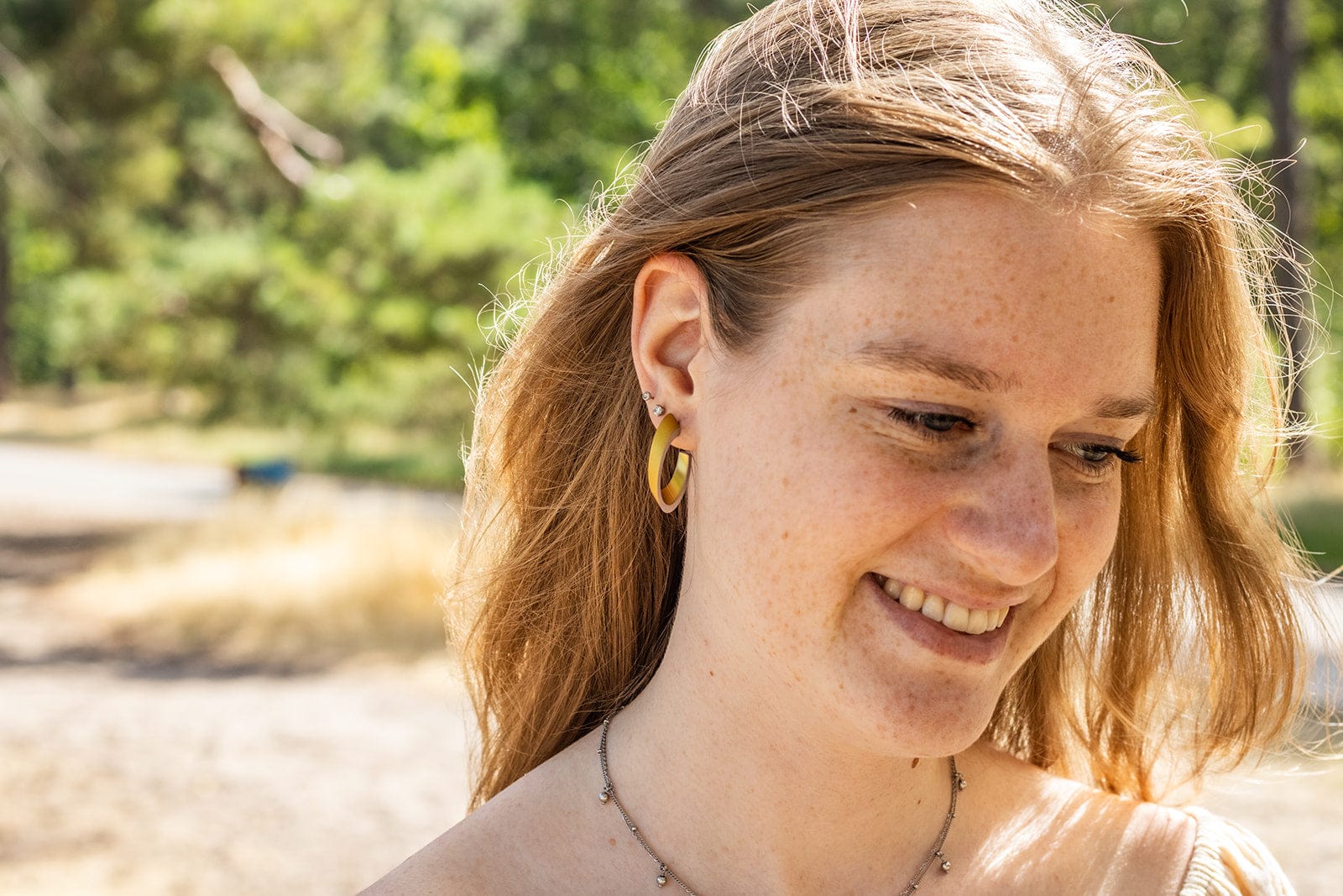 Sfeerbeeld OLIVIA creolen goudkleur | hypoallergeen sieraad van aluminium en edelstaal | CLIC by Suzanne
