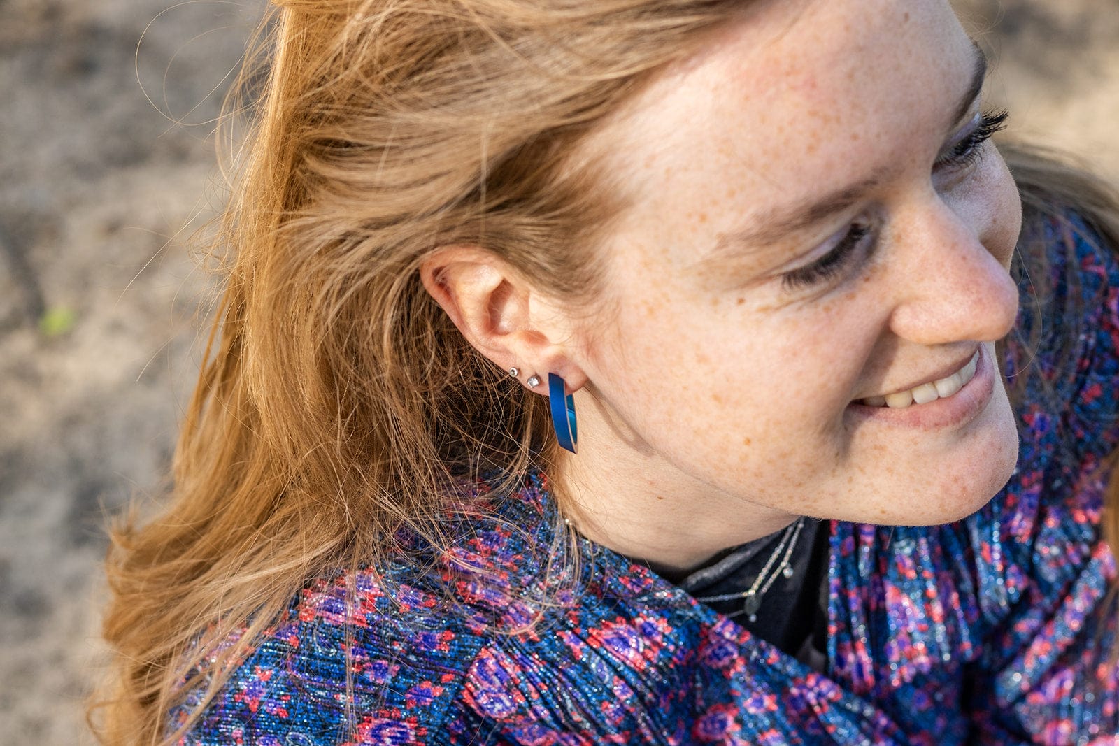 Sfeerbeeld OLIVIA creolen blauw | hypoallergeen sieraad van aluminium en edelstaal | CLIC by Suzanne