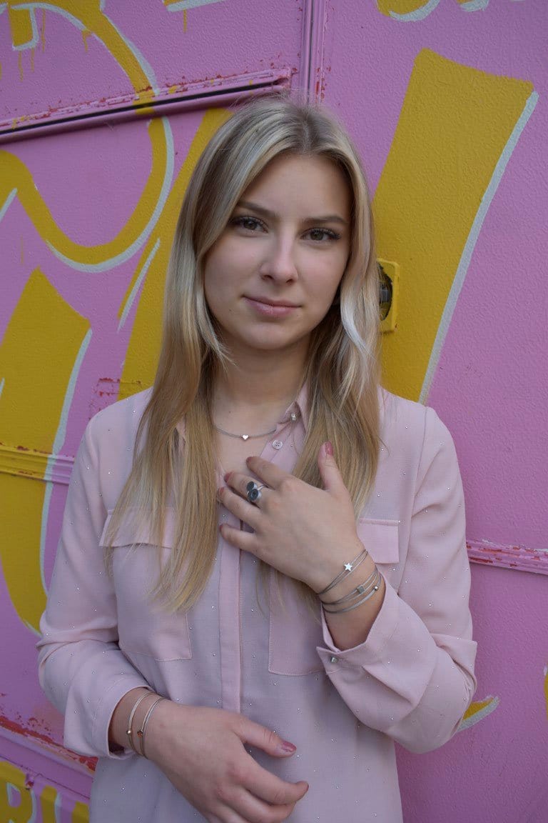 Vrouw draagt Thinking of You armband met sterretje zilverkleur | CLIC by Suzanne