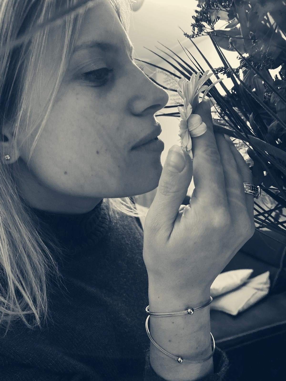 Vrouw draagt Thinking of You armband met bolletje bicolor | CLIC by Suzanne