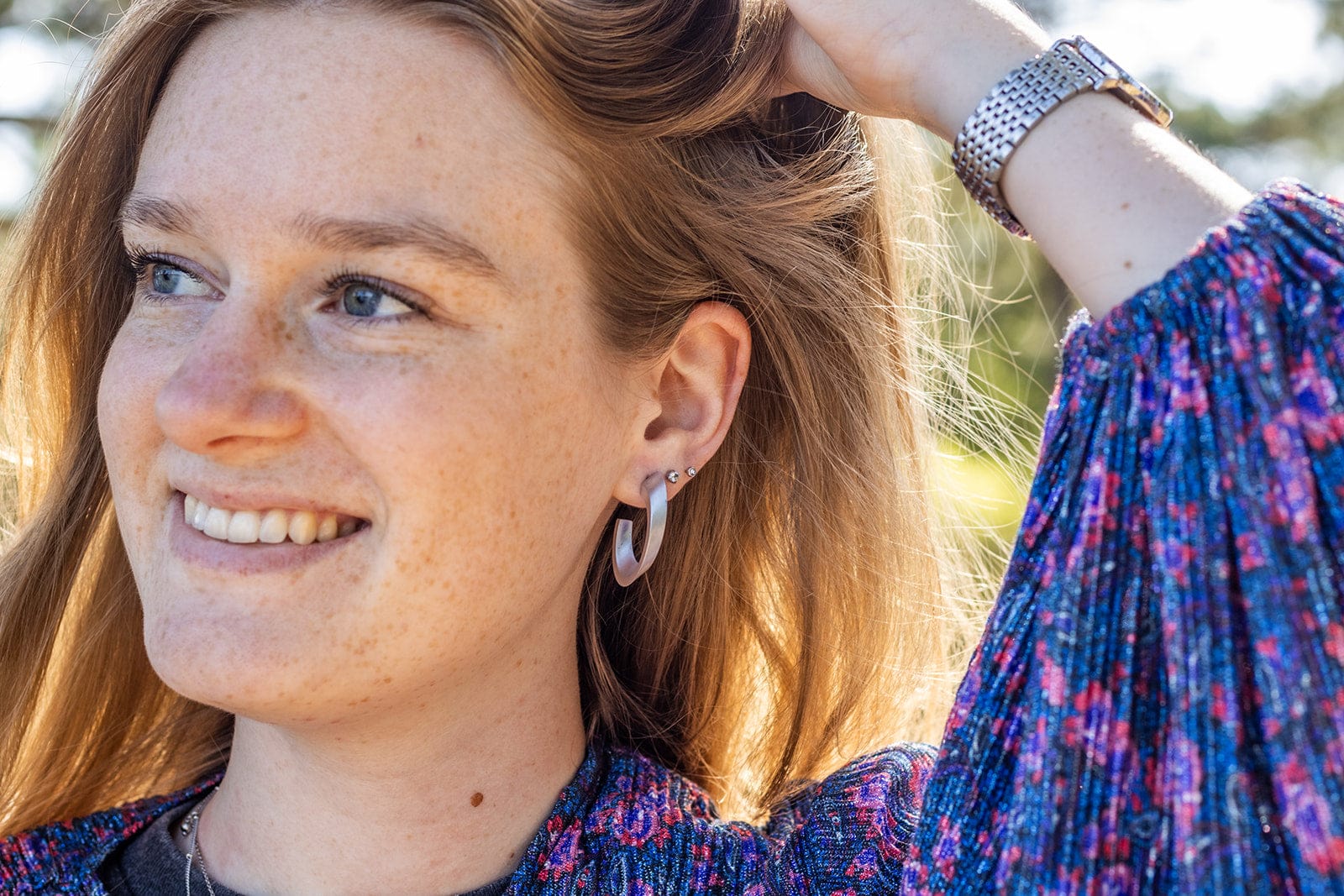 Oorbellen OLIVIA zilverkleur gedragen | ovale creolen met matte afwerking | CLIC by Suzanne
