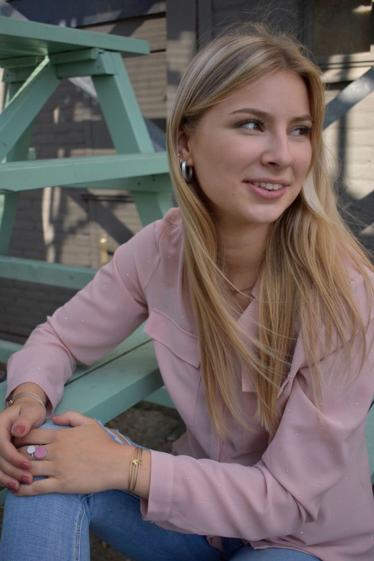Vrouw draagt Thinking of You armband met bloemetje bicolor | CLIC by Suzanne