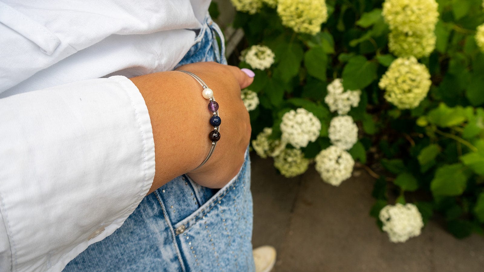 Gestapelde Thinking of You edelsteen armbandjes om de pols | CLIC by Suzanne