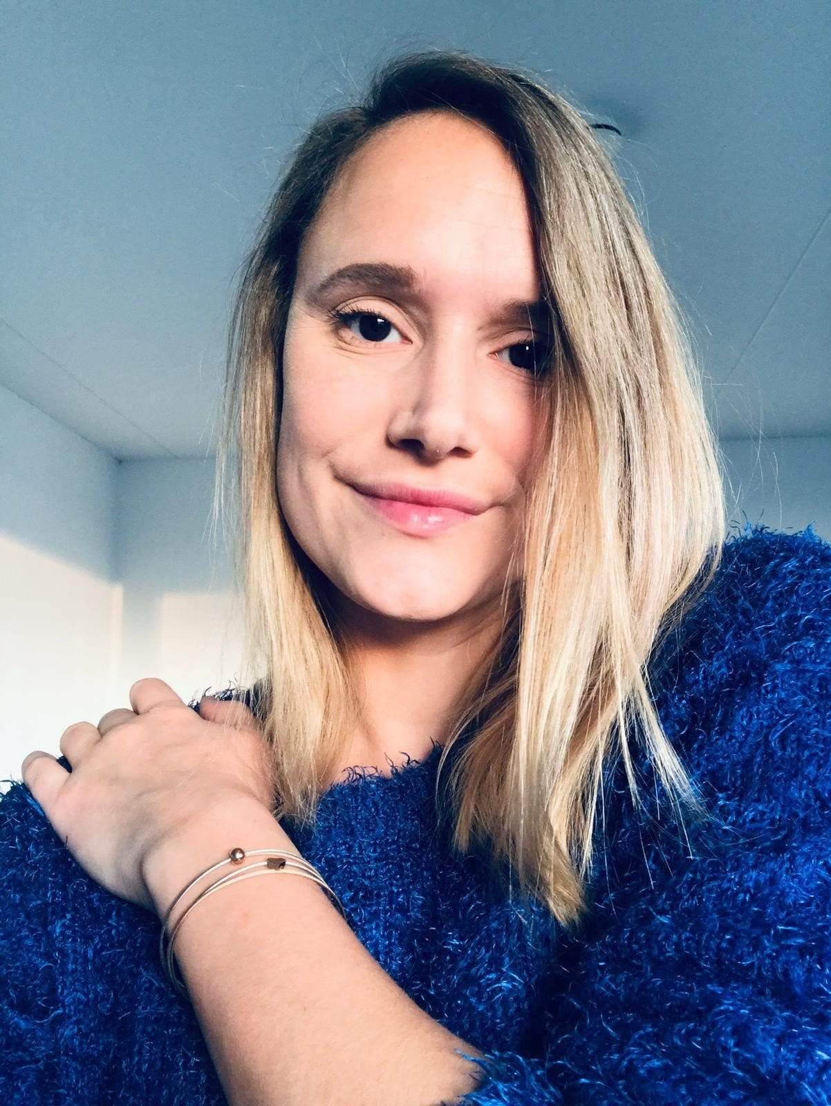 Vrouw draagt Thinking of You armband met sterretje goudkleur | CLIC by Suzanne