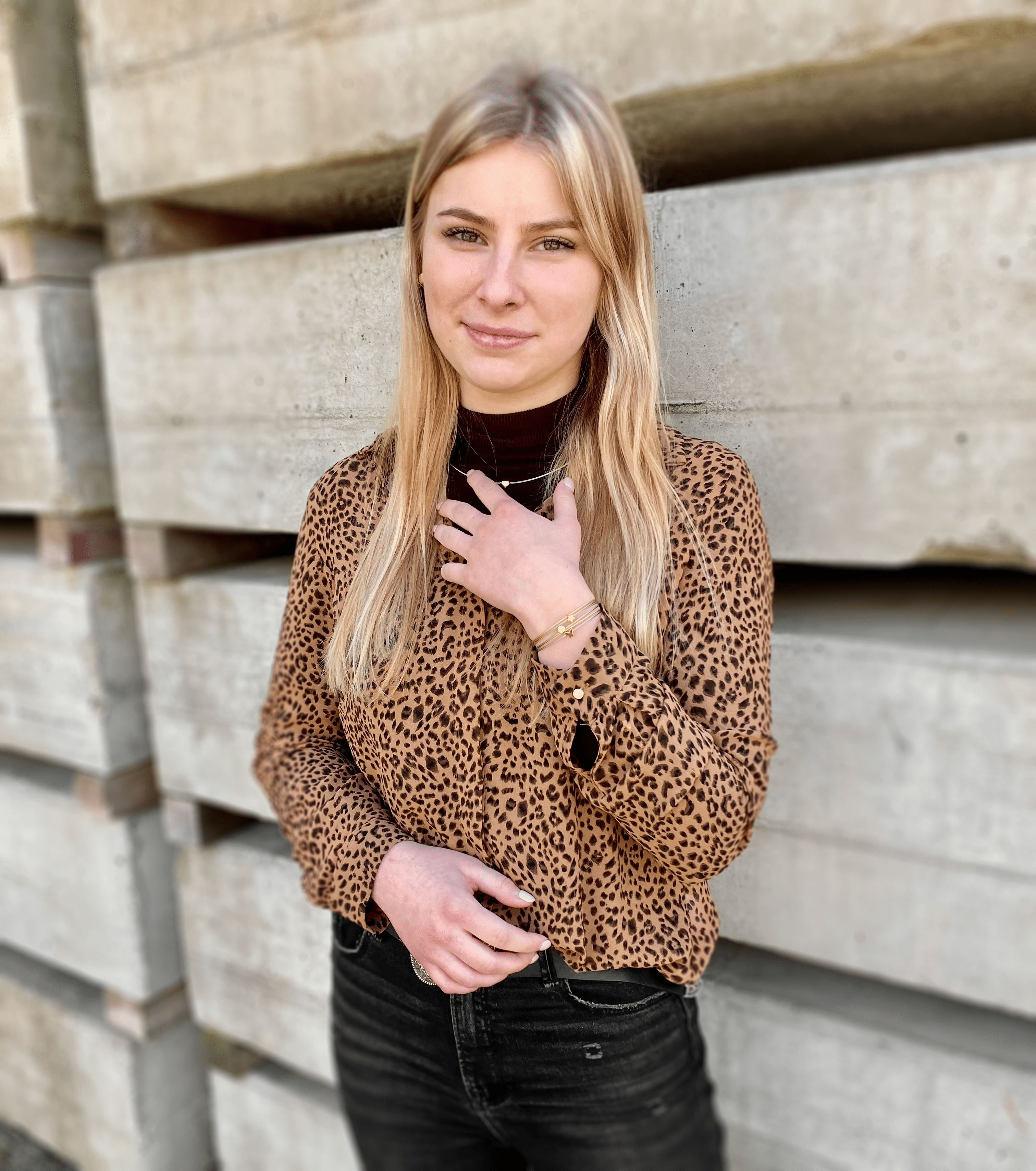 Vrouw draagt Thinking of You armband met bolletje goudkleur | CLIC by Suzanne