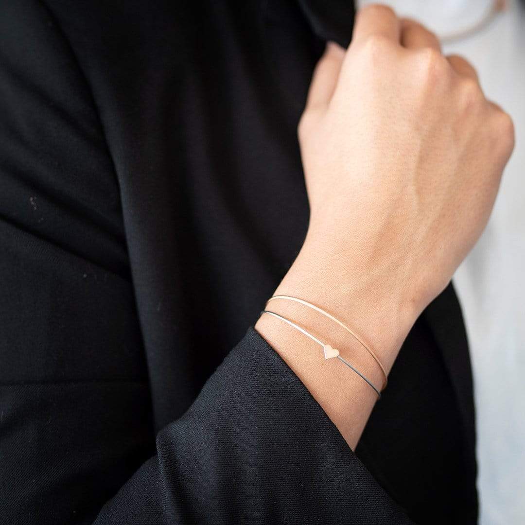 Vrouw draagt Thinking of You armband met hartje bicolor | CLIC by Suzanne